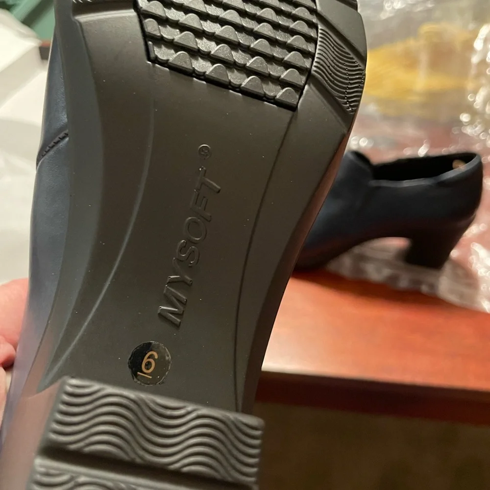 Elegant Black Ankle Boots - Picture 4 of 4